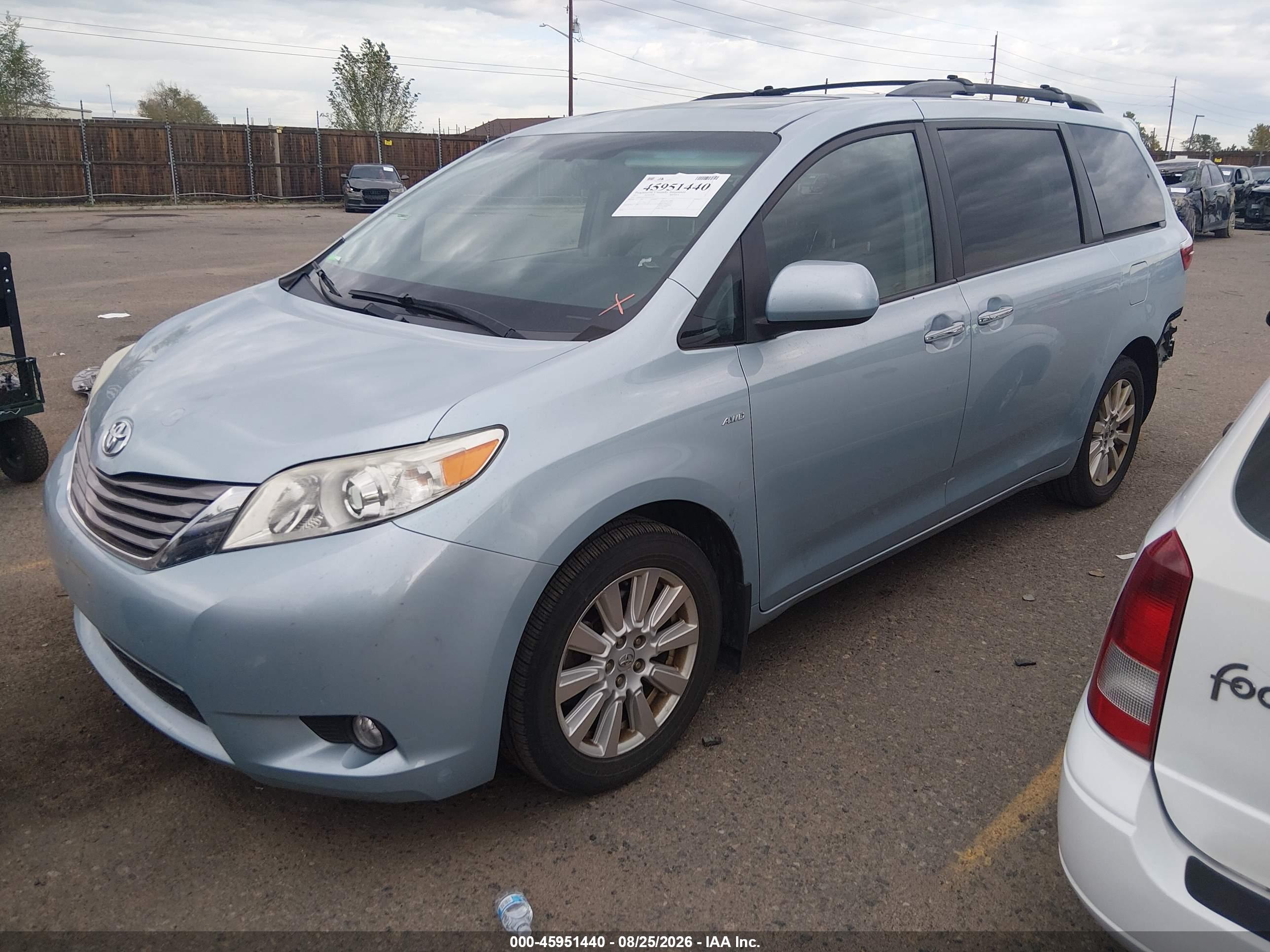 2017 TOYOTA SIENNA XLE 7 PASSENGER — I2