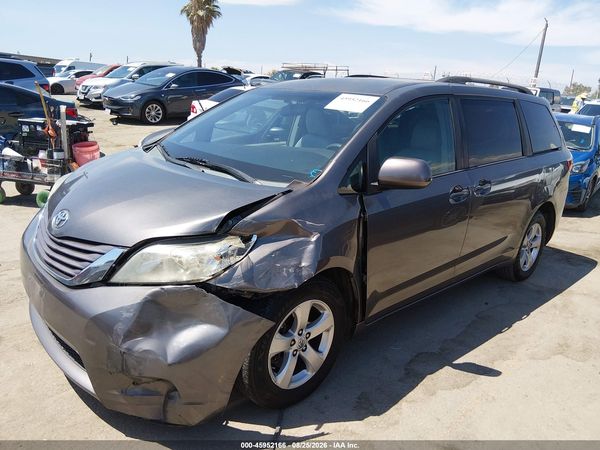 2015 TOYOTA SIENNA — I2