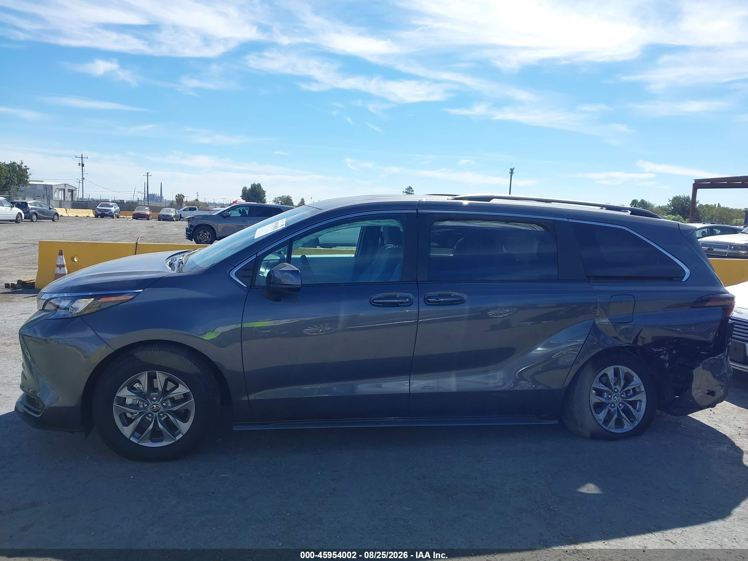 2025 TOYOTA SIENNA LE