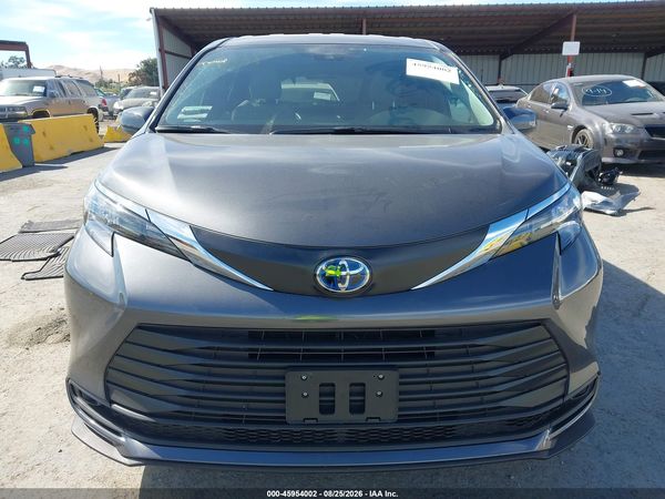 2025 TOYOTA SIENNA LE