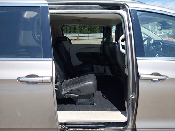 2017 CHRYSLER PACIFICA TOURING-L — I8