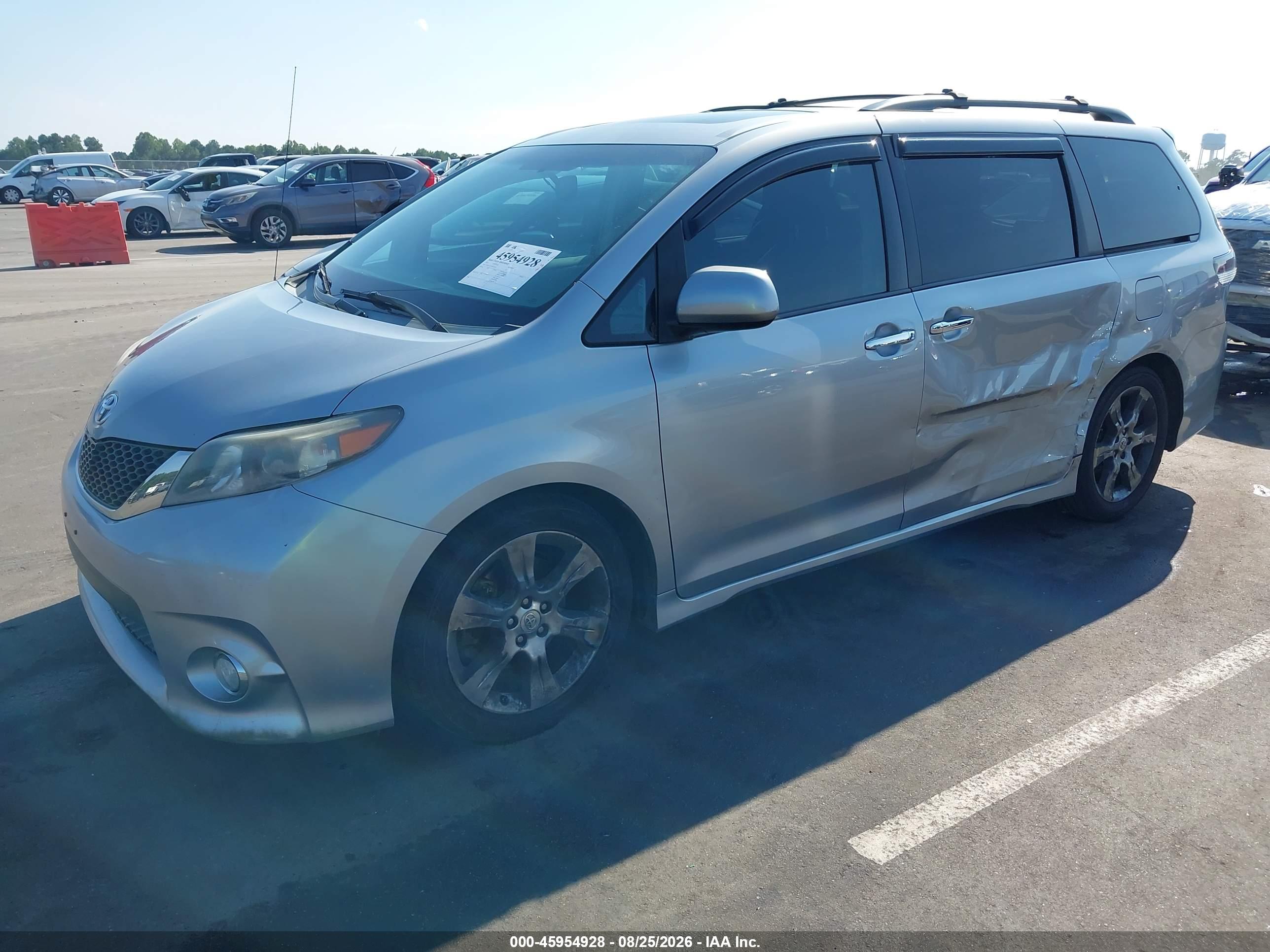 2013 TOYOTA SIENNA SE 8 PASSENGER — I2