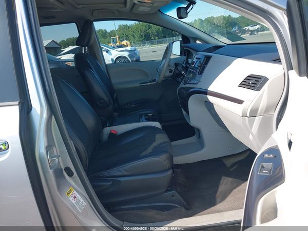2013 TOYOTA SIENNA SE 8 PASSENGER — I5
