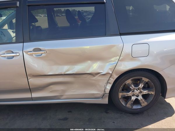 2013 TOYOTA SIENNA SE 8 PASSENGER — I6
