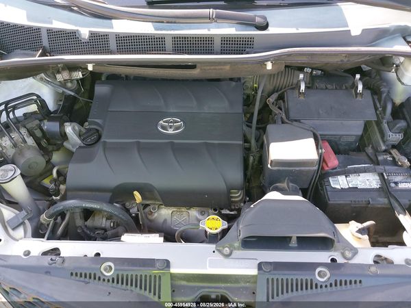2013 TOYOTA SIENNA SE 8 PASSENGER — I10