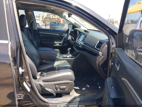 2017 TOYOTA HIGHLANDER SE — I5