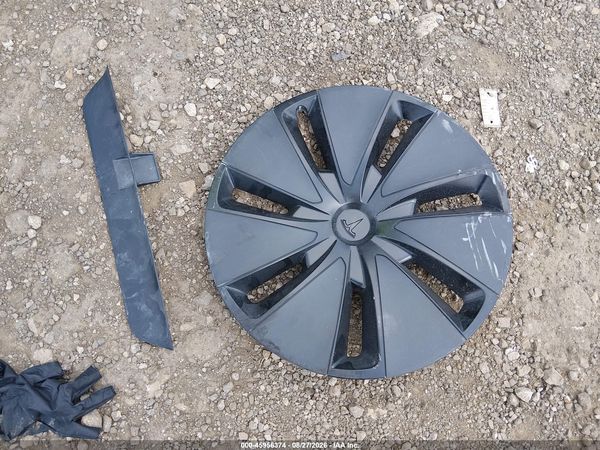 2025 TESLA MODEL 3 — I13