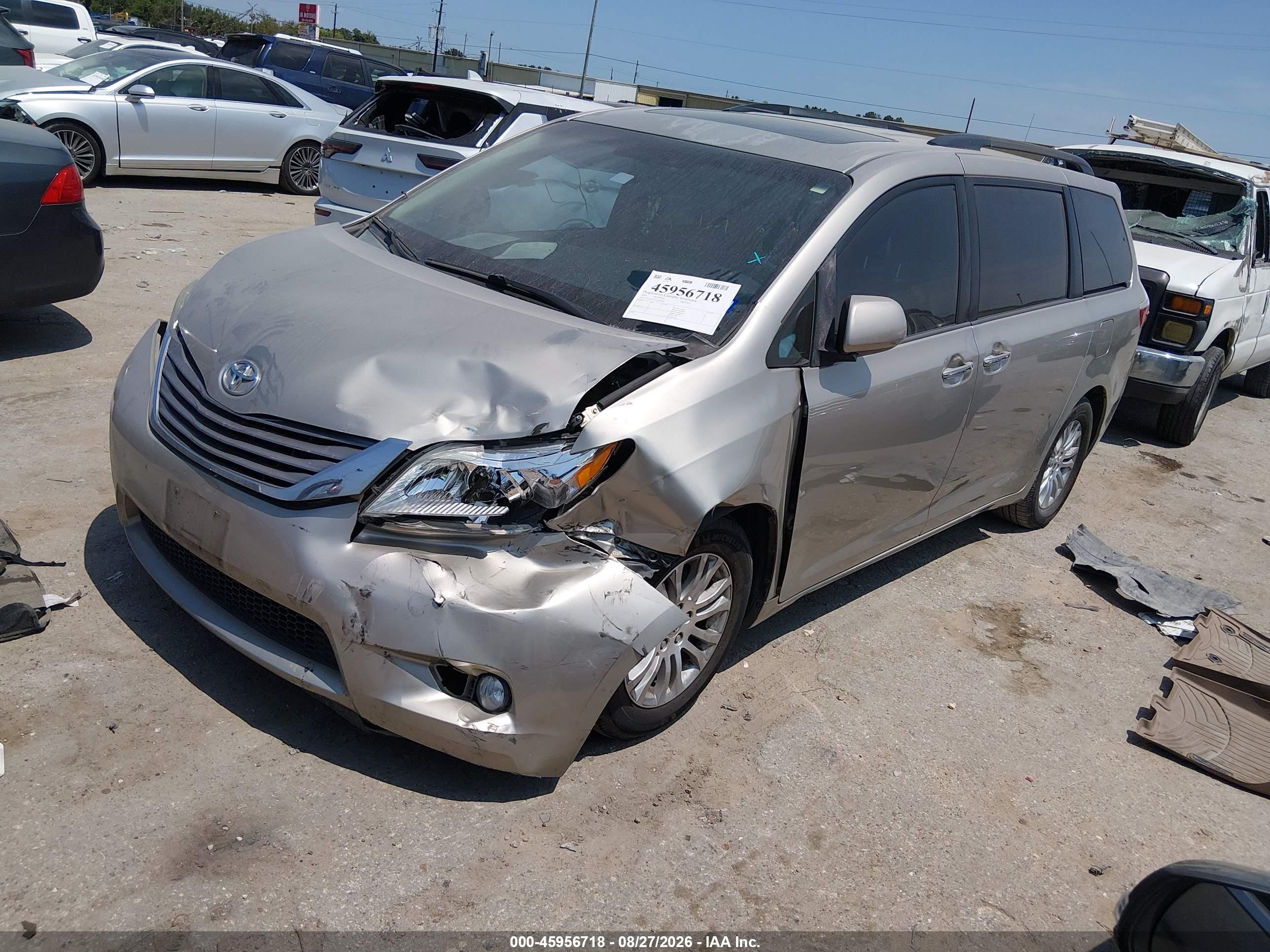 2016 TOYOTA SIENNA XLE 8 PASSENGER — I2