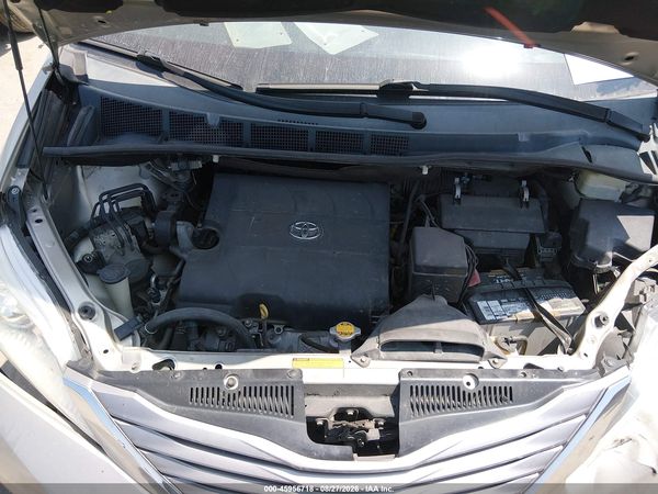 2016 TOYOTA SIENNA XLE 8 PASSENGER — I10