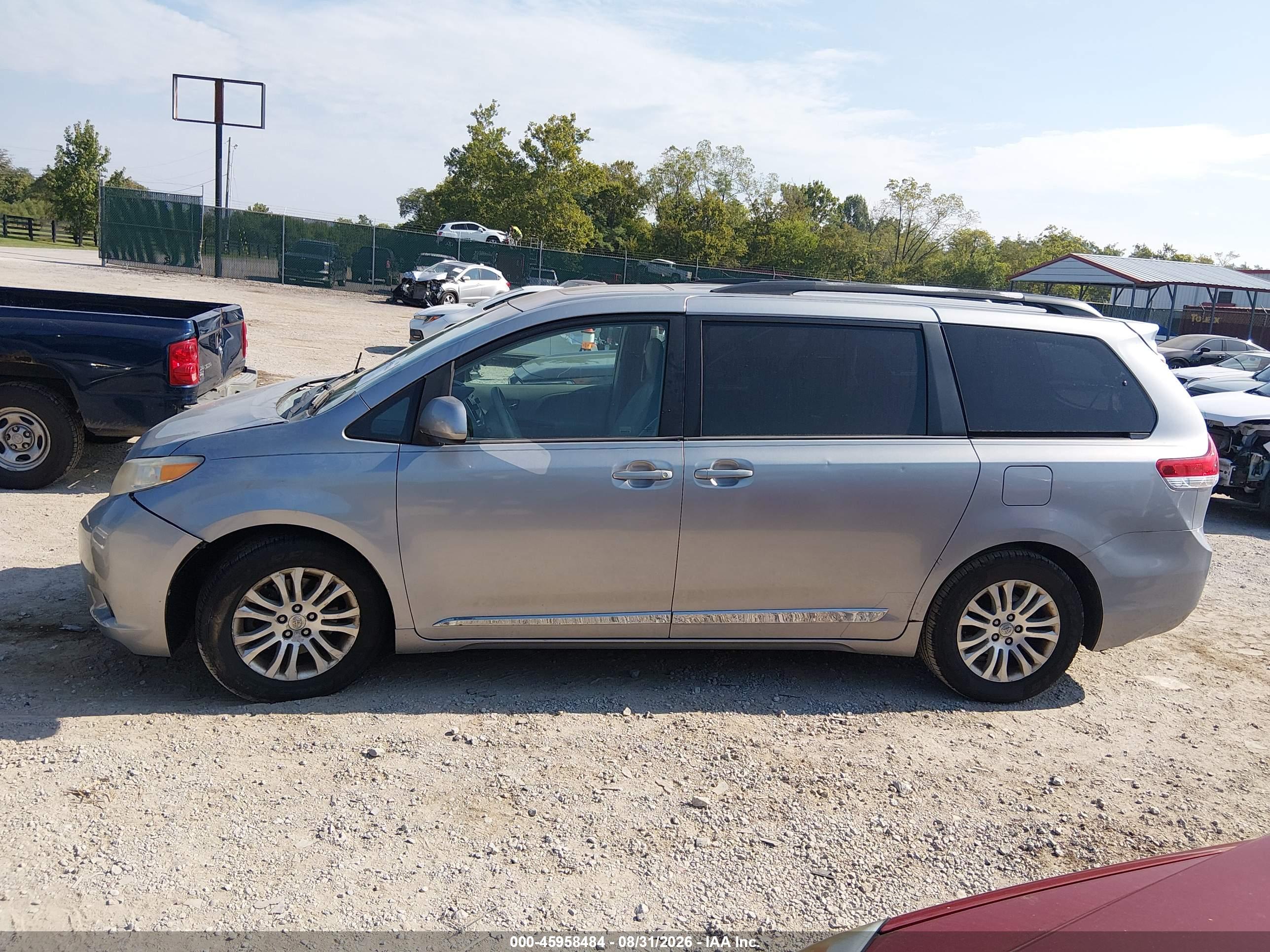 2013 TOYOTA SIENNA XLE V6 8 PASSENGER