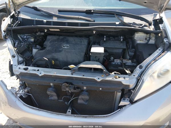 2013 TOYOTA SIENNA XLE V6 8 PASSENGER