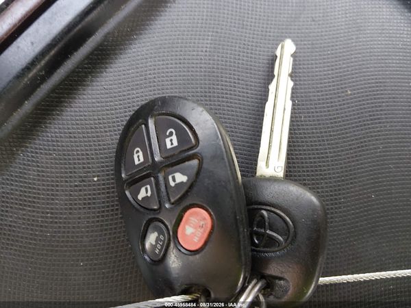 2013 TOYOTA SIENNA XLE V6 8 PASSENGER