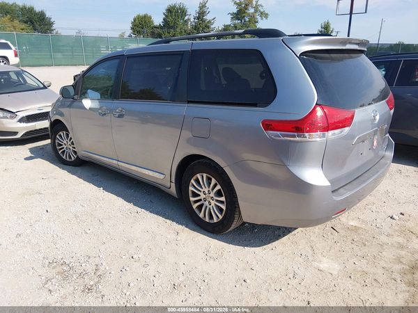 2013 TOYOTA SIENNA XLE V6 8 PASSENGER