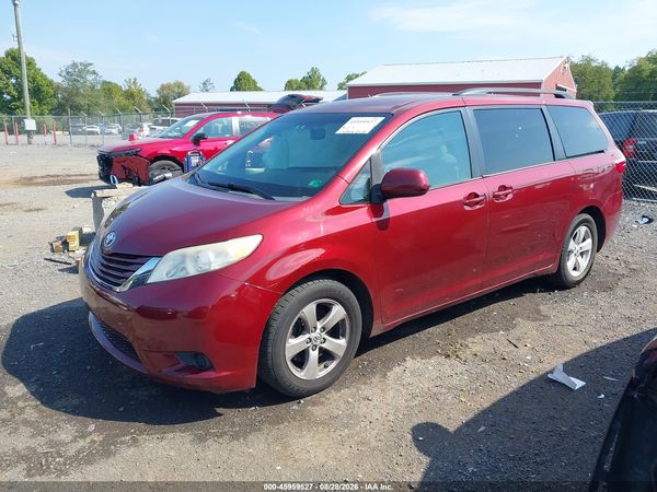 2015 TOYOTA SIENNA — I2