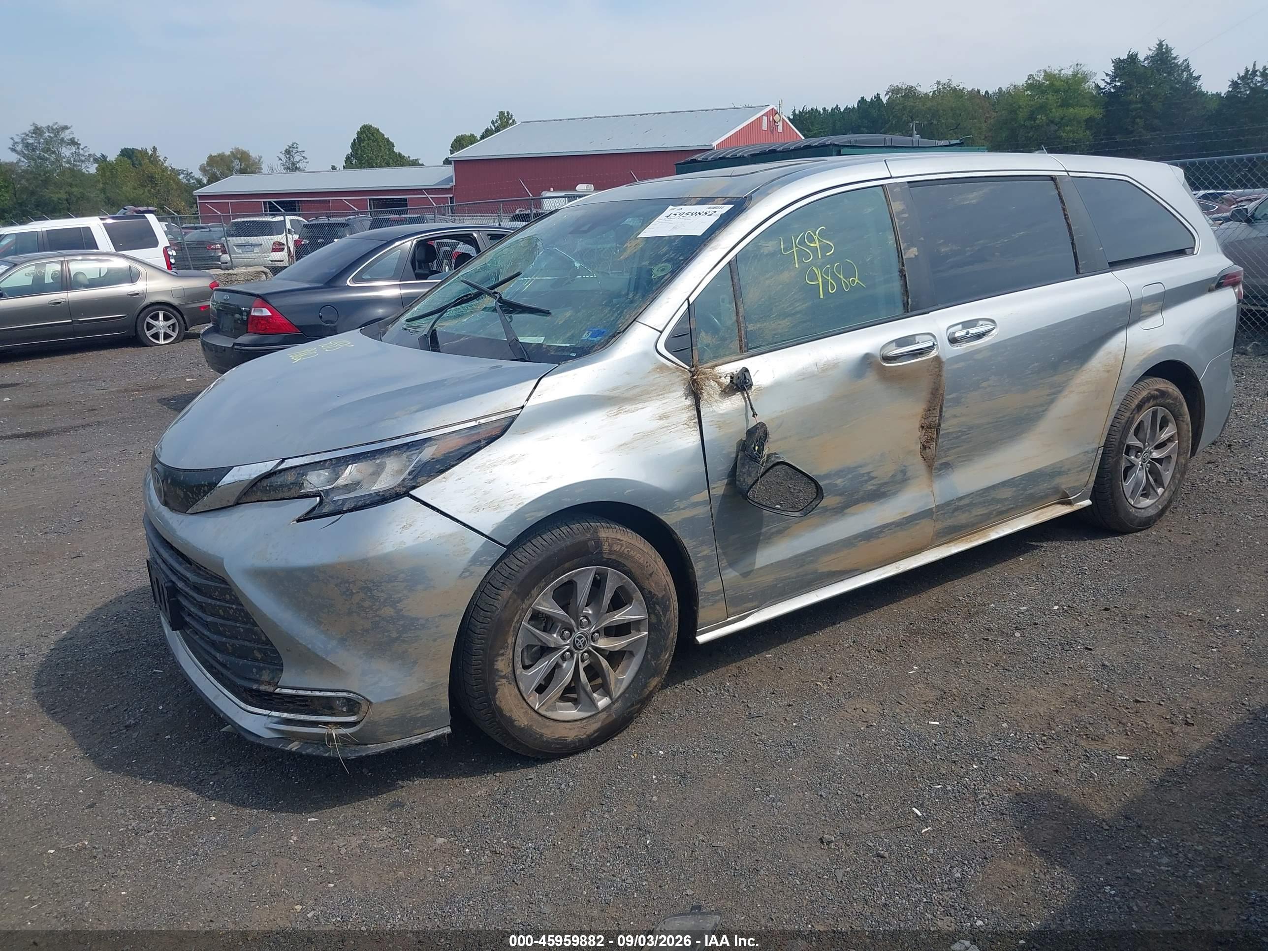 2021 TOYOTA SIENNA XLE — I2