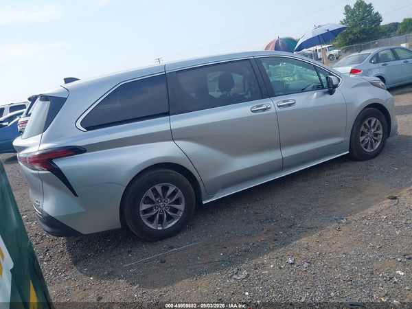 2021 TOYOTA SIENNA XLE — I4