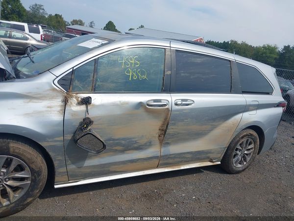 2021 TOYOTA SIENNA XLE — I152