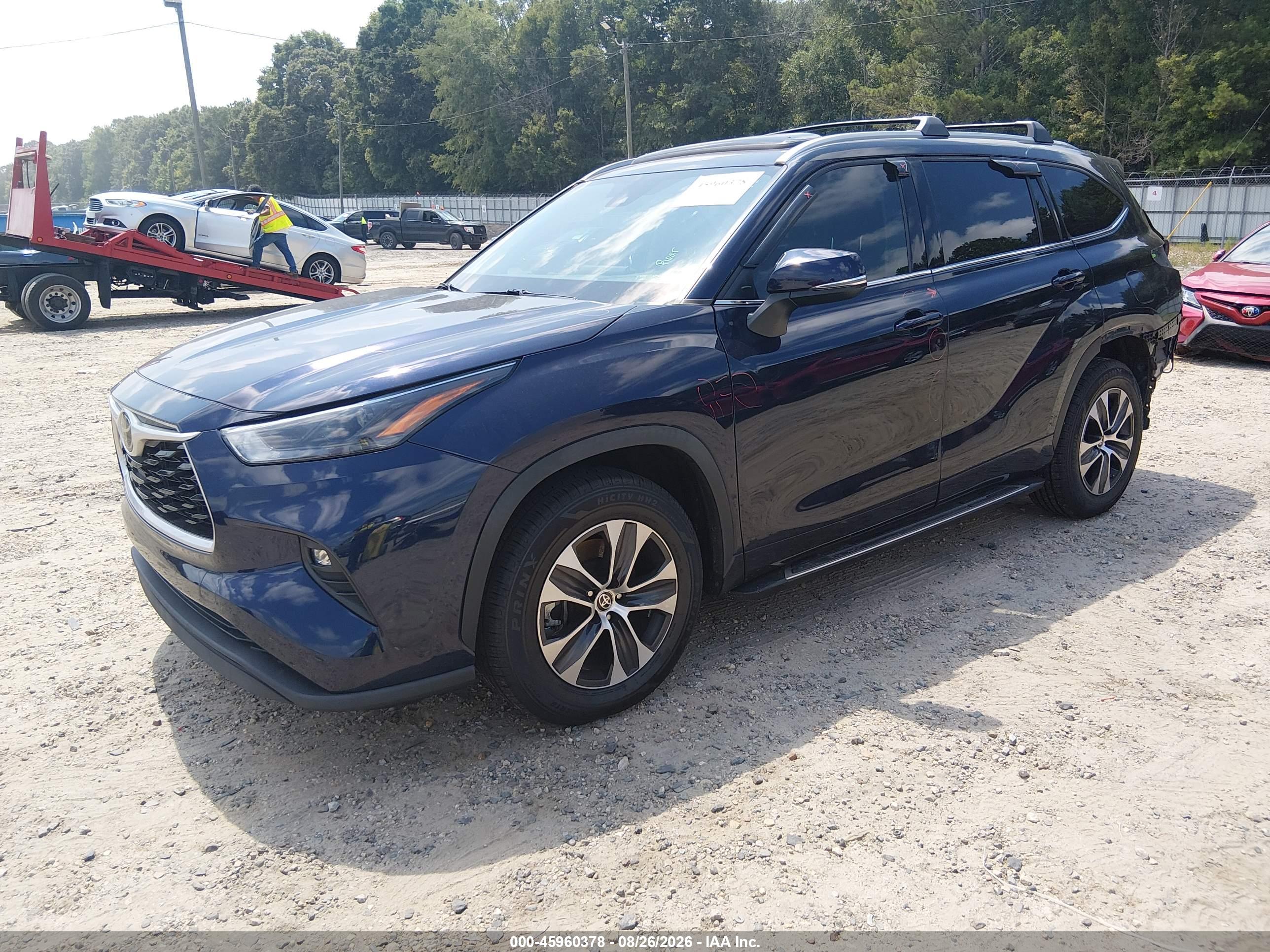 2022 TOYOTA HIGHLANDER XLE — I2