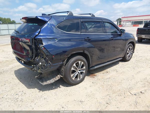 2022 TOYOTA HIGHLANDER XLE — I4