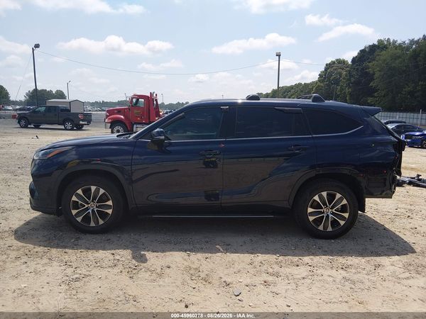 2022 TOYOTA HIGHLANDER XLE — I117