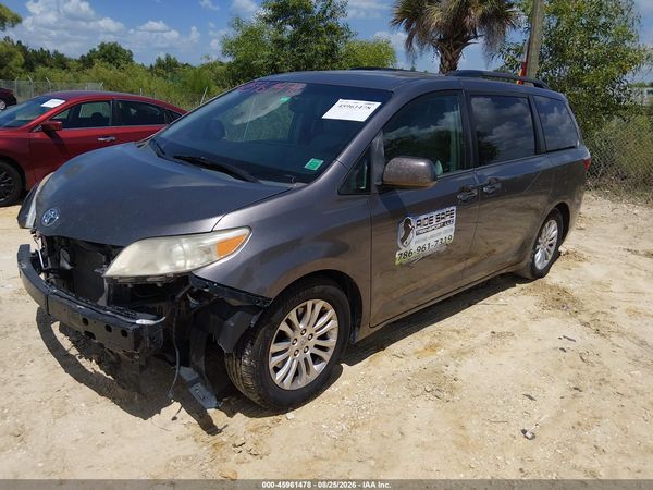 2015 TOYOTA SIENNA XLE 8 PASSENGER
