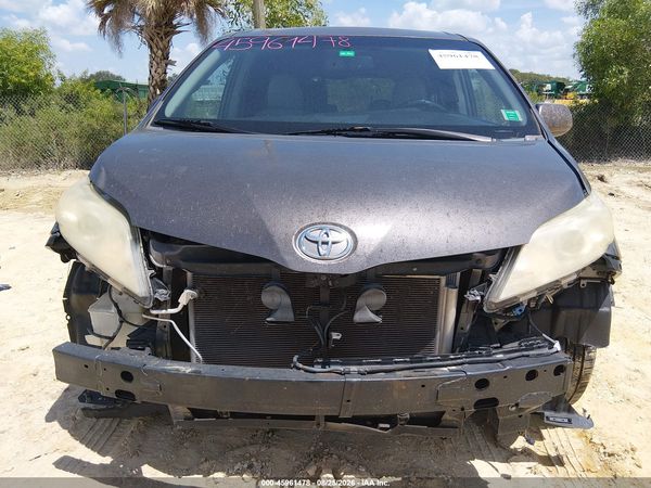 2015 TOYOTA SIENNA XLE 8 PASSENGER