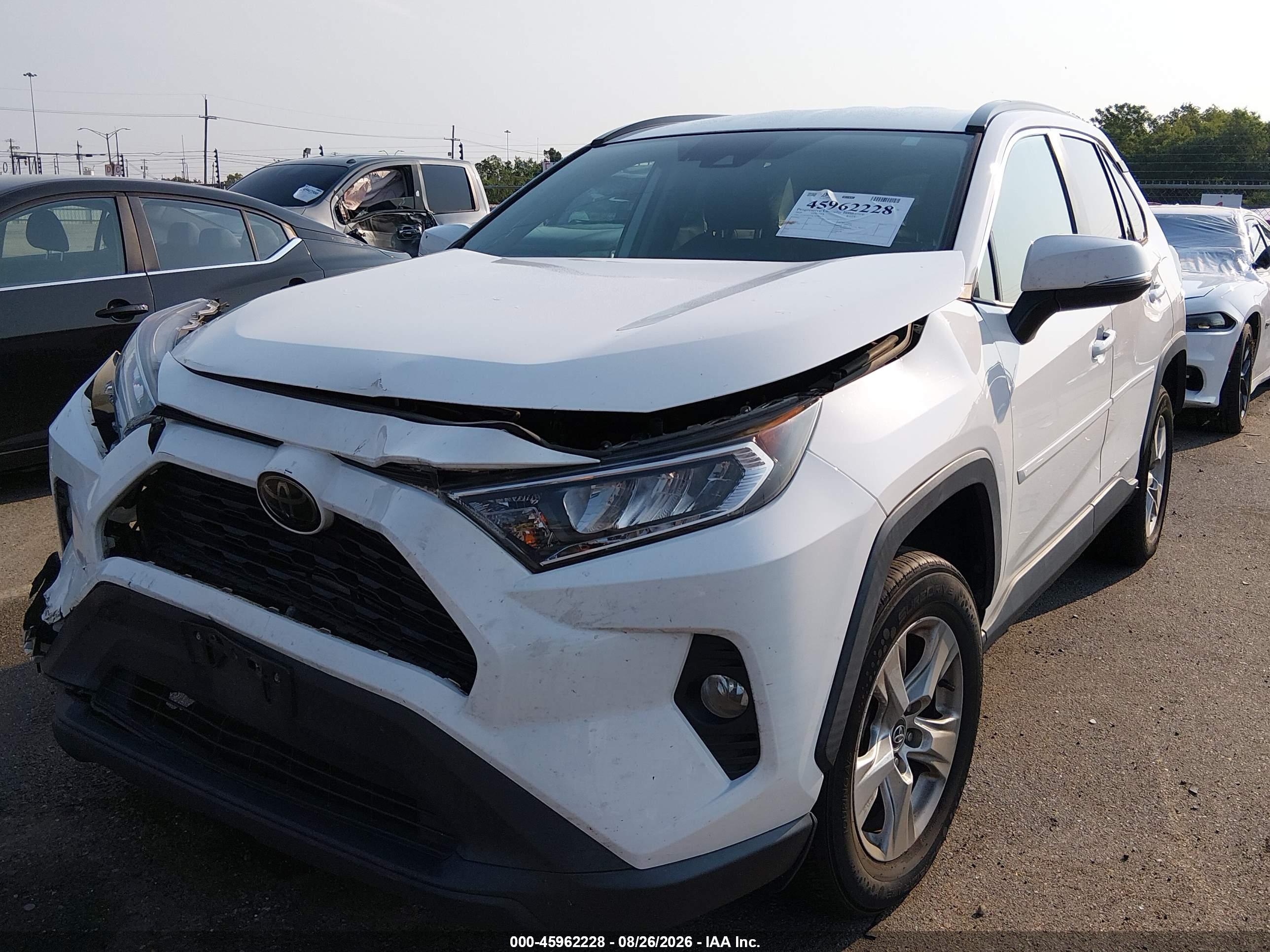 2020 TOYOTA RAV4 XLE — I2