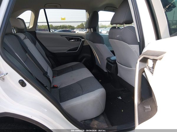 2020 TOYOTA RAV4 XLE — I8