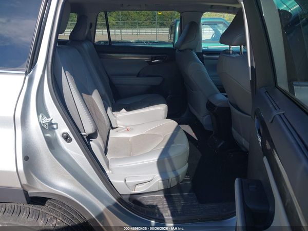 2021 TOYOTA HIGHLANDER PLATINUM — I8