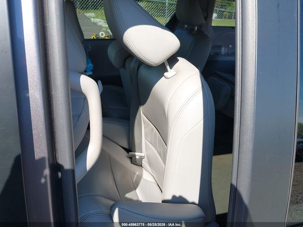 2016 TOYOTA SIENNA XLE 8 PASSENGER — I8