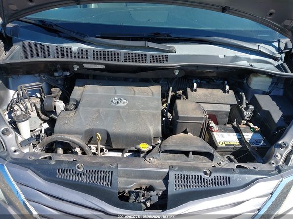 2016 TOYOTA SIENNA XLE 8 PASSENGER — I10