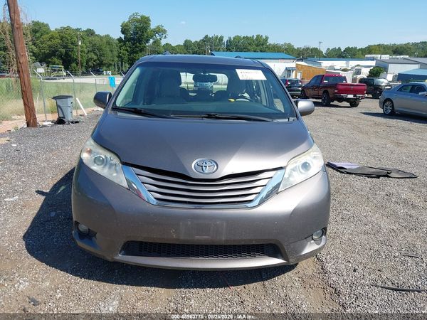 2016 TOYOTA SIENNA XLE 8 PASSENGER — I115