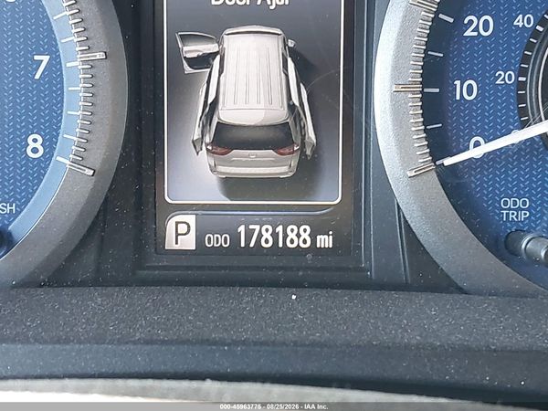 2016 TOYOTA SIENNA XLE 8 PASSENGER — I118