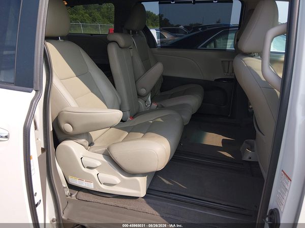 2017 TOYOTA SIENNA XLE PREMIUM 8 PASSENGER — I8