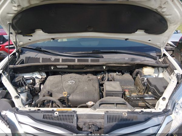 2017 TOYOTA SIENNA XLE PREMIUM 8 PASSENGER — I10