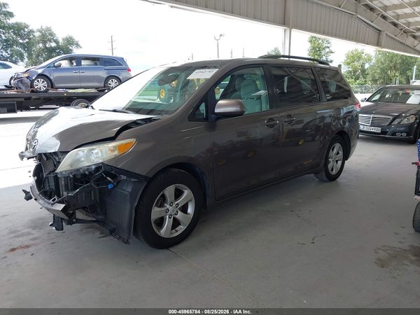 2013 TOYOTA SIENNA — I2