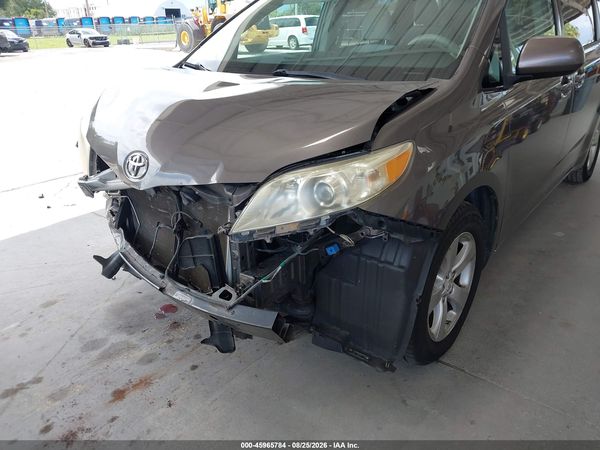 2013 TOYOTA SIENNA LE V6 8 PASSENGER — I6