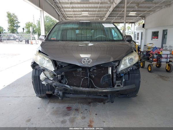 2013 TOYOTA SIENNA LE V6 8 PASSENGER — I115