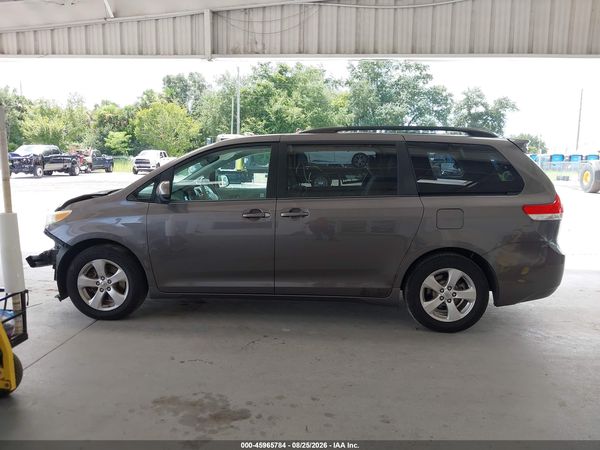 2013 TOYOTA SIENNA LE V6 8 PASSENGER — I117