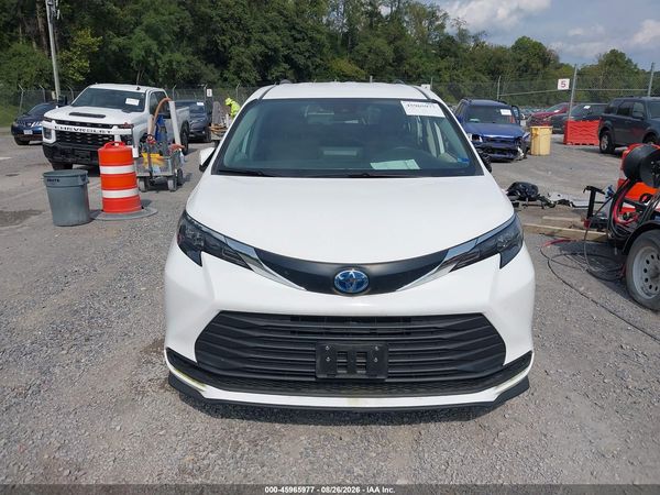 2024 TOYOTA SIENNA LE