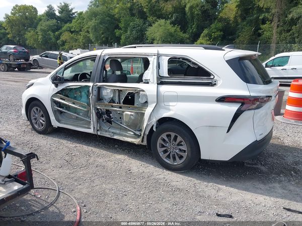 2024 TOYOTA SIENNA LE