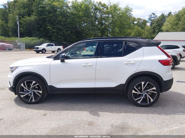 2021 VOLVO XC40