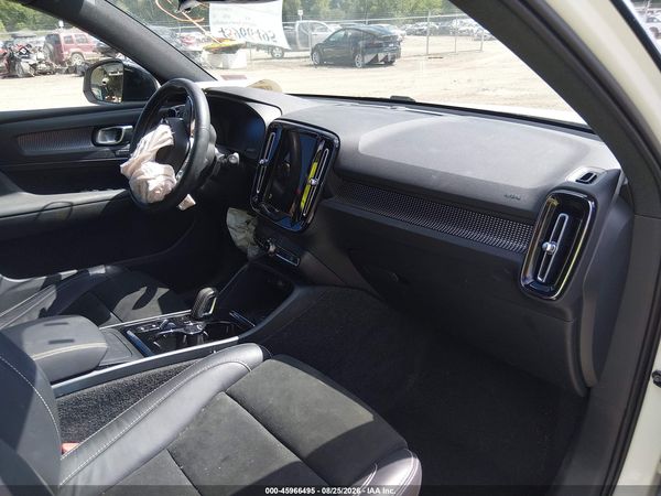 2021 VOLVO XC40 T5 R-DESIGN