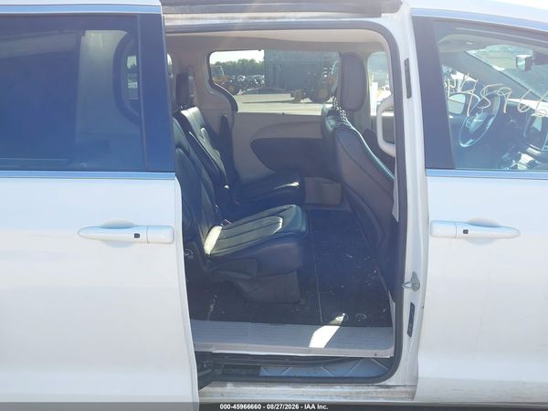 2023 CHRYSLER PACIFICA TOURING L — I8
