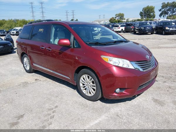 2012 TOYOTA SIENNA XLE V6 8 PASSENGER — I1