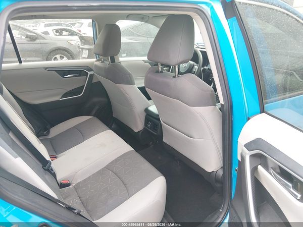 2020 TOYOTA RAV4 XLE — I8