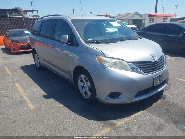 2014 TOYOTA SIENNA LE V6 8 PASSENGER — I1