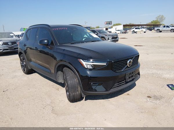 2025 VOLVO XC40 B5 PLUS DARK THEME — I1