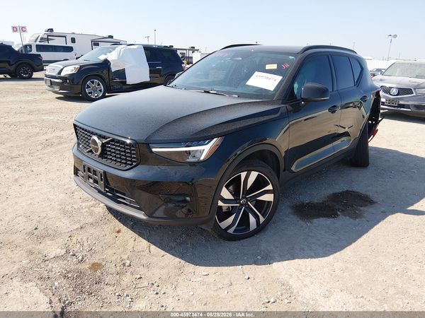 2025 VOLVO XC40 — I2
