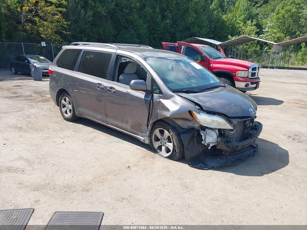 2016 TOYOTA SIENNA LE 8 PASSENGER — I1